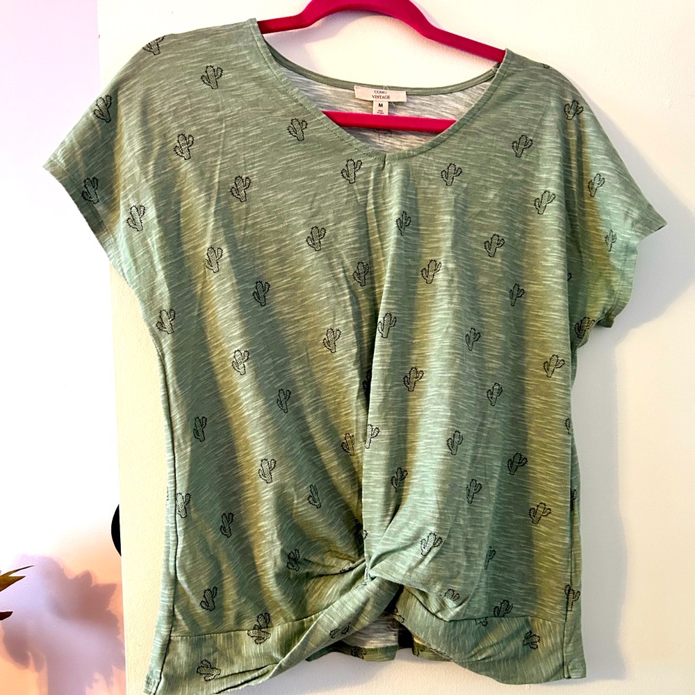 Short sleeve shirt with cactus print and knot on the front
